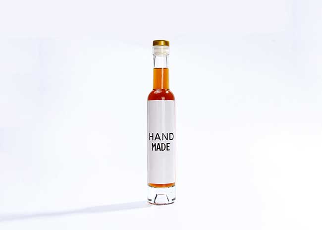 Wholesale 500ml clear glass whiskey bottles with gold caps 