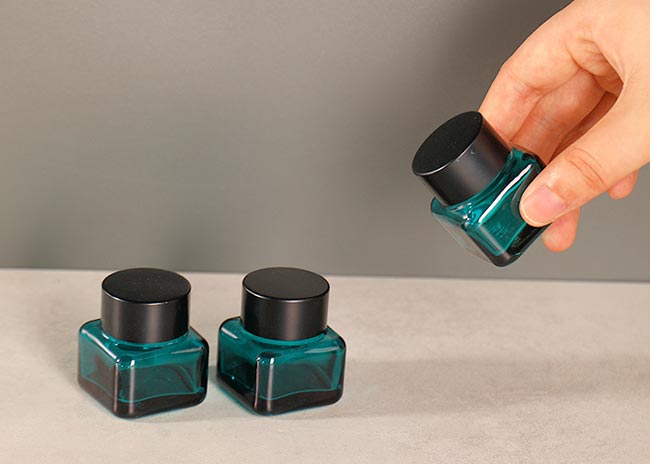 Luxury refillable 15ml glass cosmetic sample jars with black lids for travel kit bulk