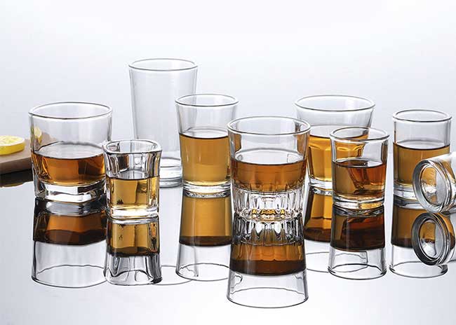 Low price elegant thick base 19ml spirit glass cup for bar