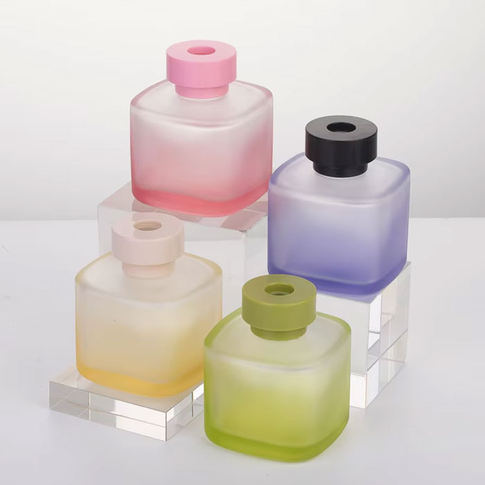 Wholesale 100ml 150ml square Light Blue Red Color Essential Oil Diffusion Bottle Aromatherapy Diffuser Container with Wooden Lid