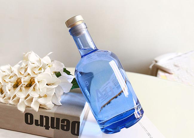 Factory price 750ml light blue glass wine bottles wholesale with cork bulk