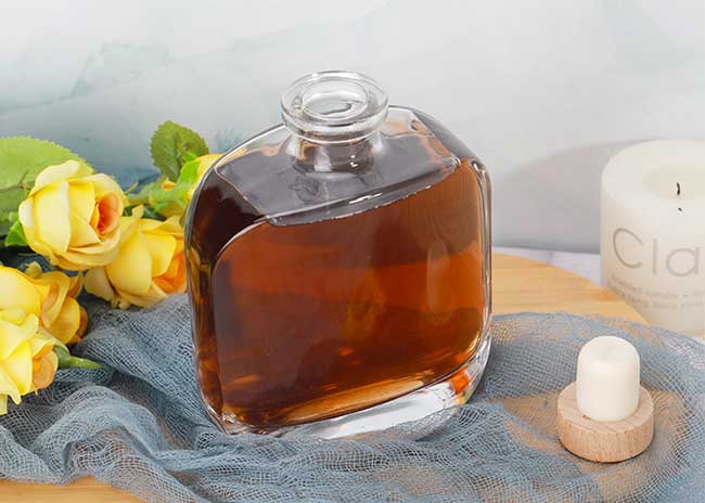 Factory price clear 150ml 5oz glass flask liquor bottle with cork from supplier